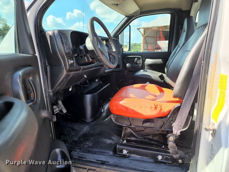 image for item DL6670 2005 Chevrolet C8500  truck cab and chassis