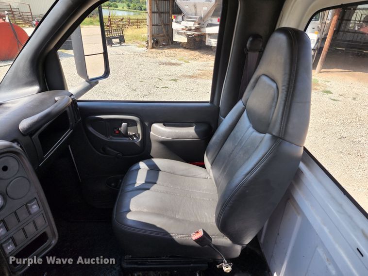 image for item DL6670 2005 Chevrolet C8500  truck cab and chassis