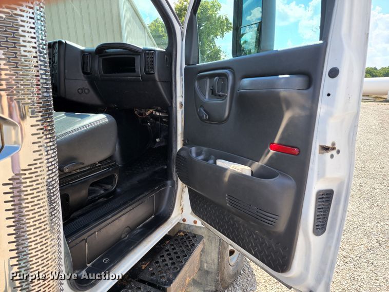 image for item DL6670 2005 Chevrolet C8500  truck cab and chassis