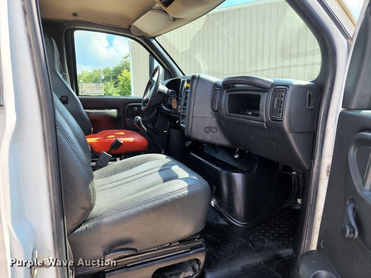 image for item DL6670 2005 Chevrolet C8500  truck cab and chassis