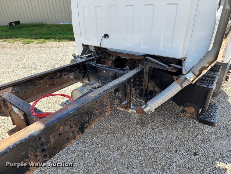 image for item DL6670 2005 Chevrolet C8500  truck cab and chassis