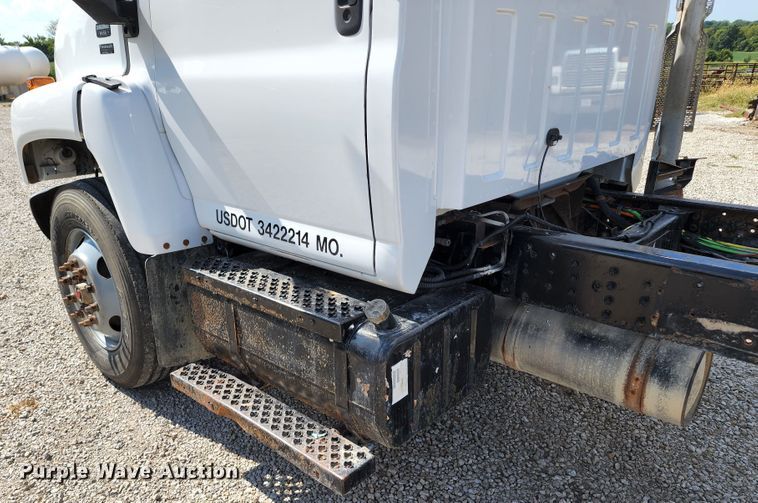 image for item DL6670 2005 Chevrolet C8500  truck cab and chassis