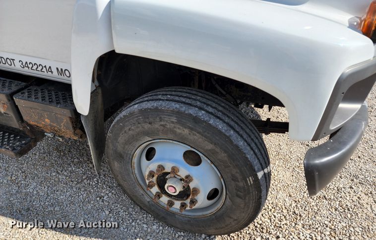 image for item DL6670 2005 Chevrolet C8500  truck cab and chassis