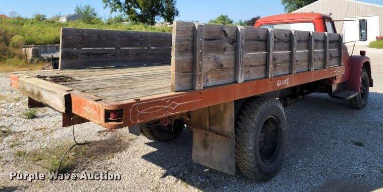 image for item DL6675 1968 International Loadstar 1600  dump flatbed truck
