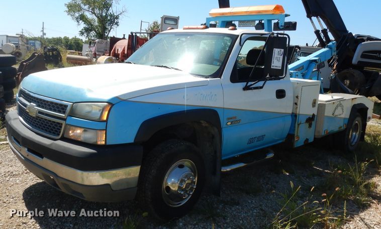 image for item DM3131 2005 Chevrolet Silverado 3500  tow truck