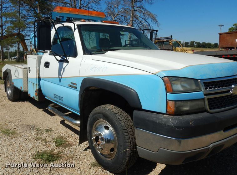 image for item DM3131 2005 Chevrolet Silverado 3500  tow truck