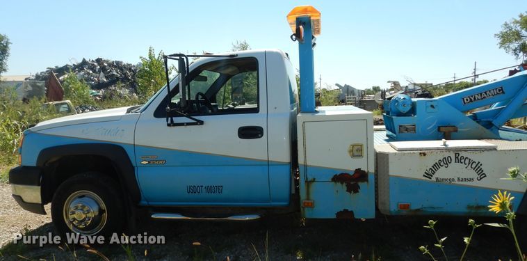 image for item DM3131 2005 Chevrolet Silverado 3500  tow truck