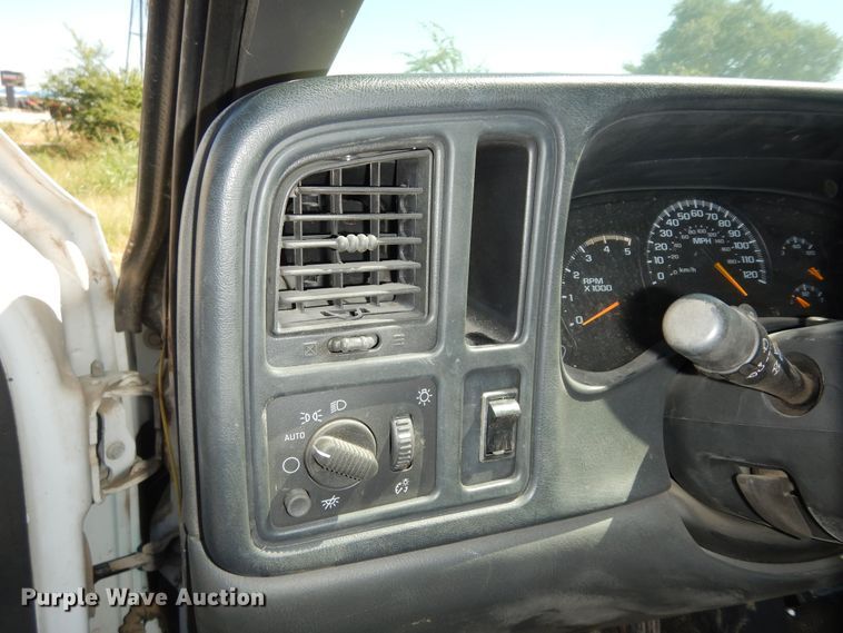 image for item DM3131 2005 Chevrolet Silverado 3500  tow truck