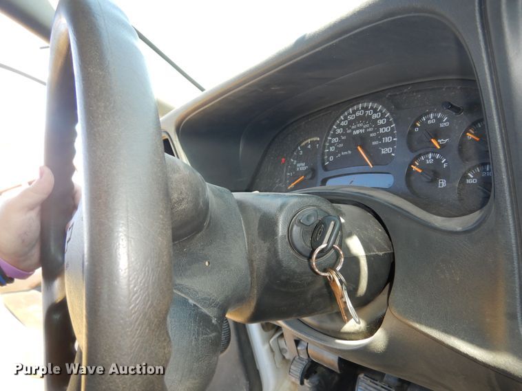 image for item DM3131 2005 Chevrolet Silverado 3500  tow truck