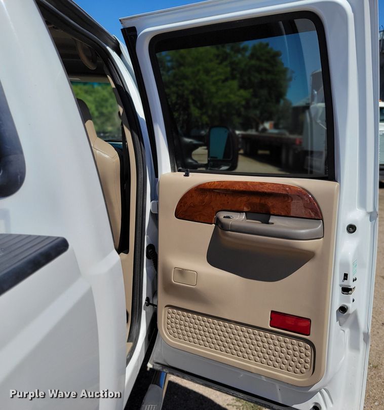 image for item DM8015 2003 Ford F250 Super Duty Lariat  Crew Cab pickup truck