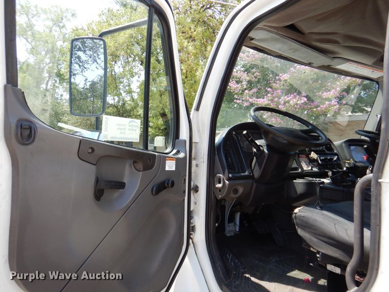 image for item DR2028 2007 Freightliner Business Class M2  street sweeper truck