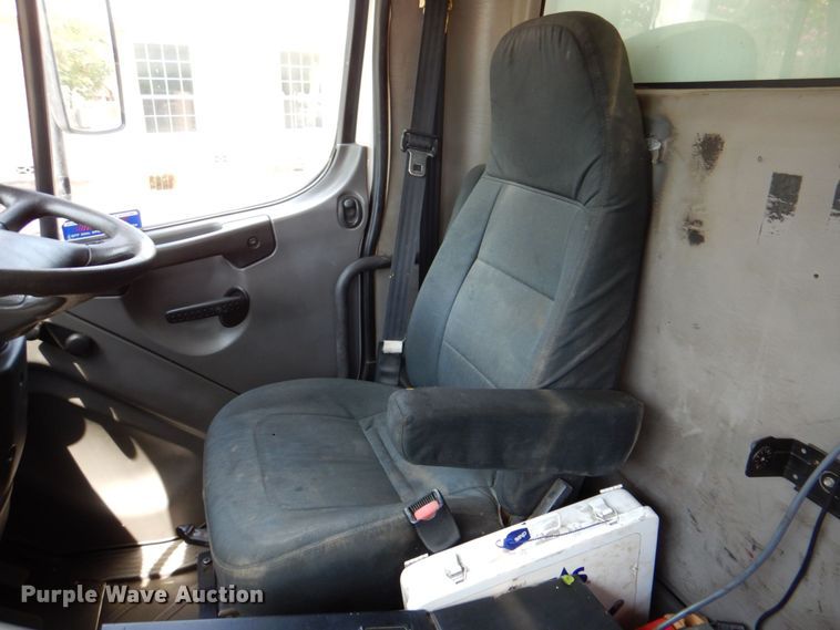 image for item DR2028 2007 Freightliner Business Class M2  street sweeper truck