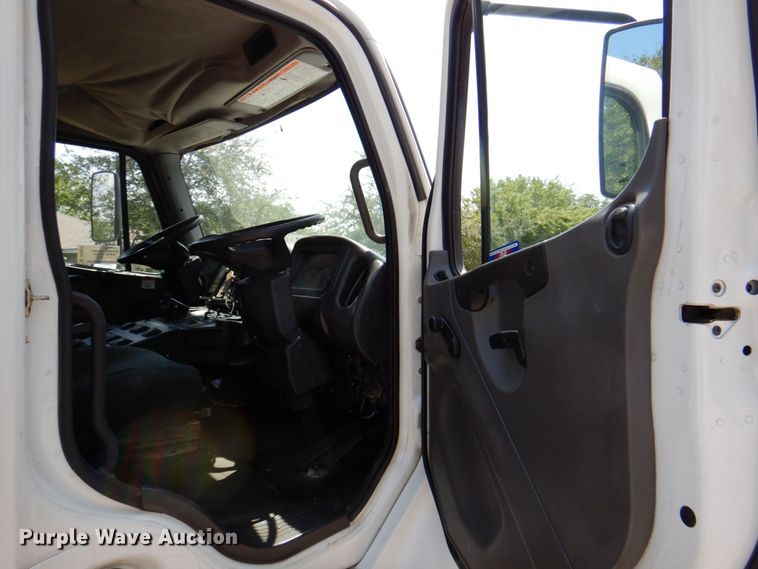 image for item DR2028 2007 Freightliner Business Class M2  street sweeper truck