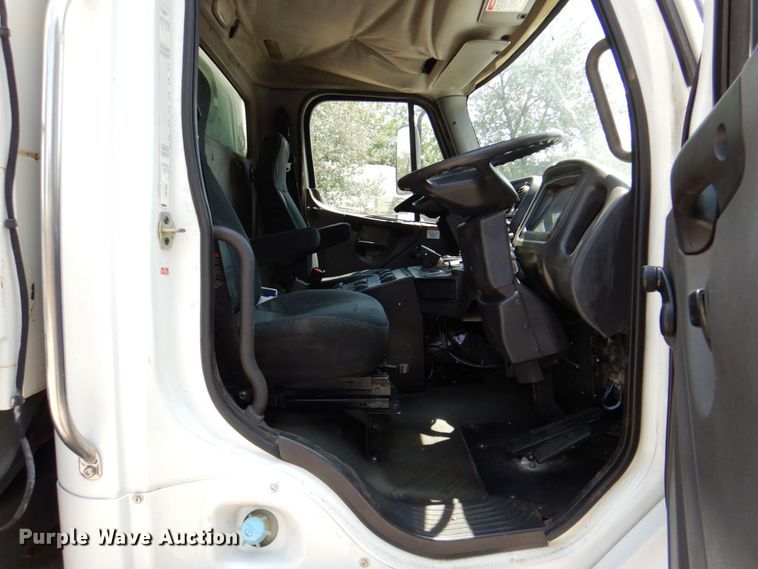 image for item DR2028 2007 Freightliner Business Class M2  street sweeper truck