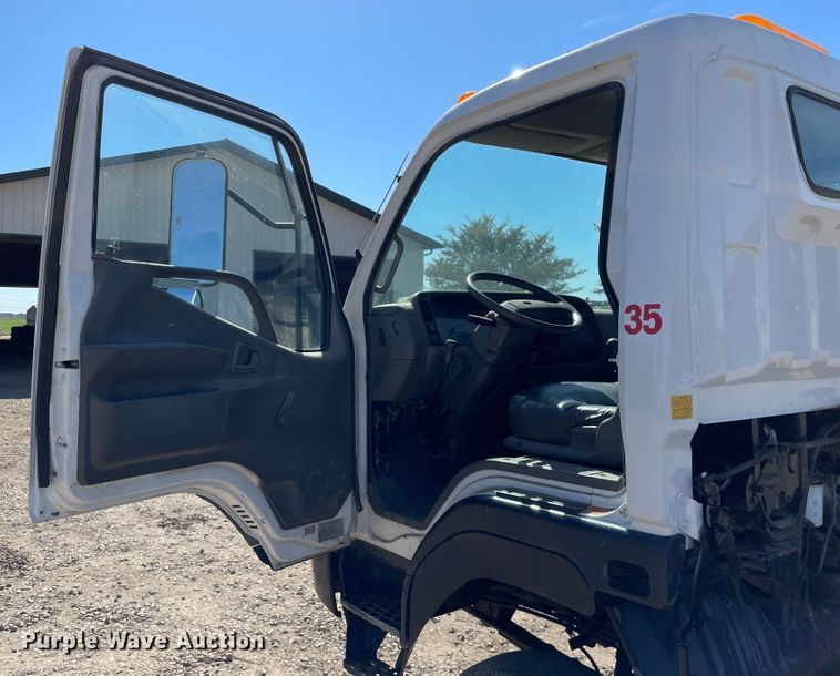 image for item KF9541 1998 Mitsubishi Fuso FG369  truck cab and chassis