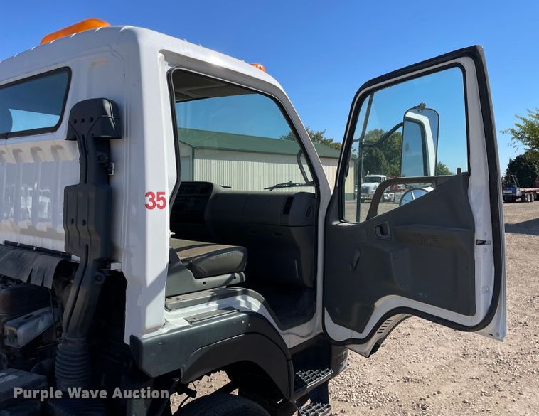 image for item KF9541 1998 Mitsubishi Fuso FG369  truck cab and chassis