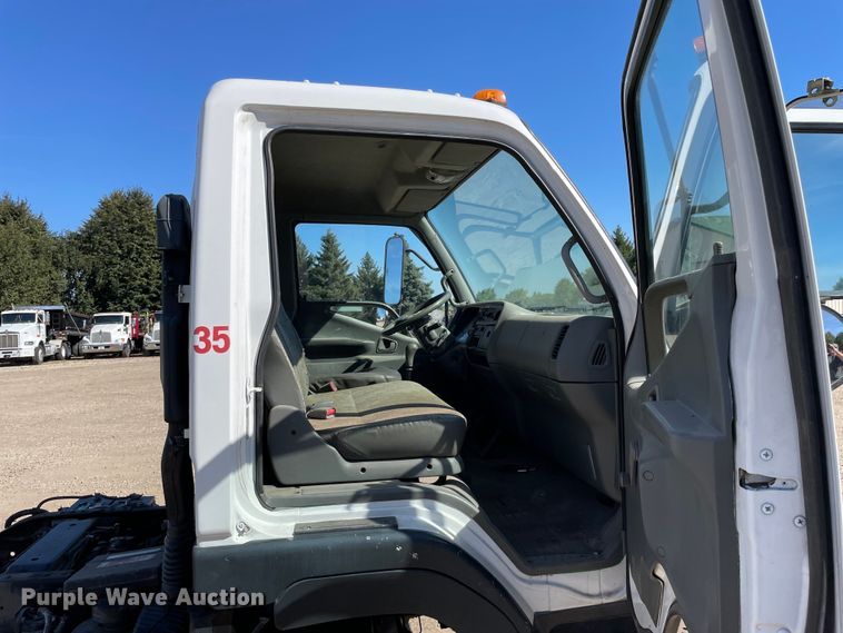 image for item KF9541 1998 Mitsubishi Fuso FG369  truck cab and chassis