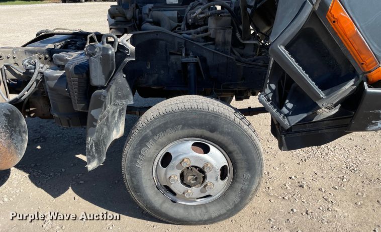 image for item KF9541 1998 Mitsubishi Fuso FG369  truck cab and chassis