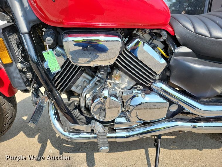 image for item KP9277 1994 Honda VF750C Magna  motorcycle