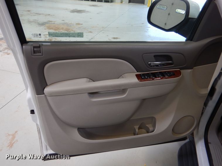 image for item LB9962 2011 Chevrolet Suburban LT 1500  SUV