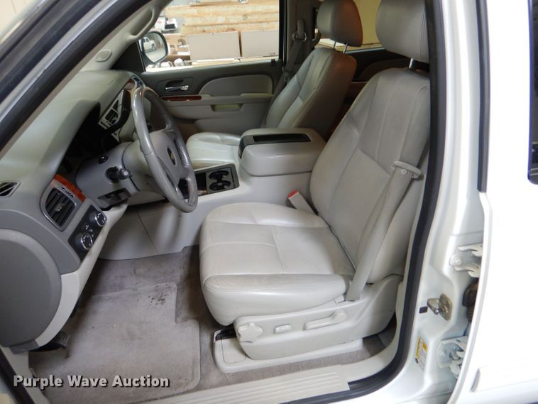 image for item LB9962 2011 Chevrolet Suburban LT 1500  SUV