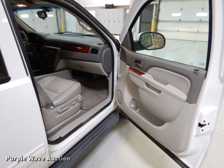 image for item LB9962 2011 Chevrolet Suburban LT 1500  SUV