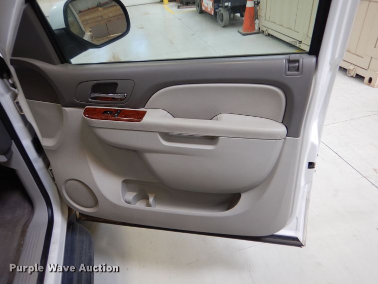 image for item LB9962 2011 Chevrolet Suburban LT 1500  SUV