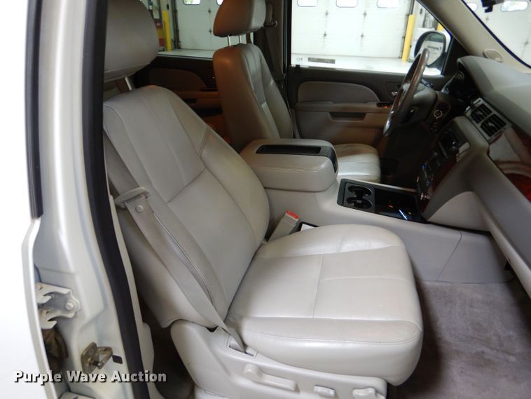 image for item LB9962 2011 Chevrolet Suburban LT 1500  SUV