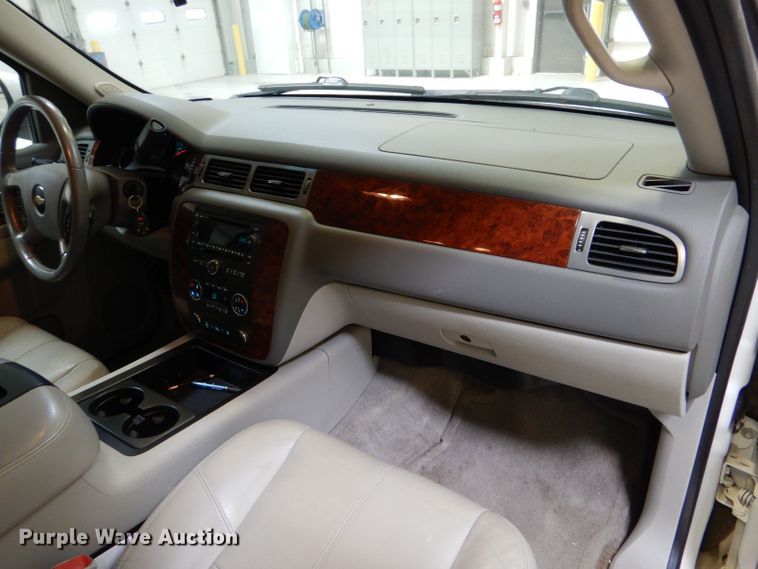 image for item LB9962 2011 Chevrolet Suburban LT 1500  SUV