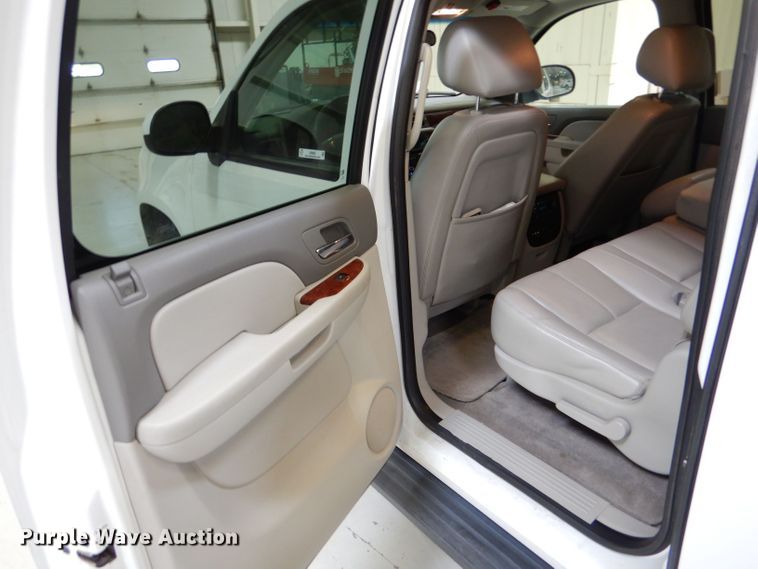 image for item LB9962 2011 Chevrolet Suburban LT 1500  SUV