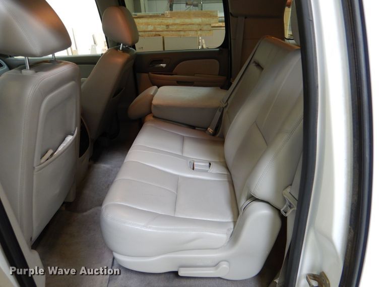 image for item LB9962 2011 Chevrolet Suburban LT 1500  SUV