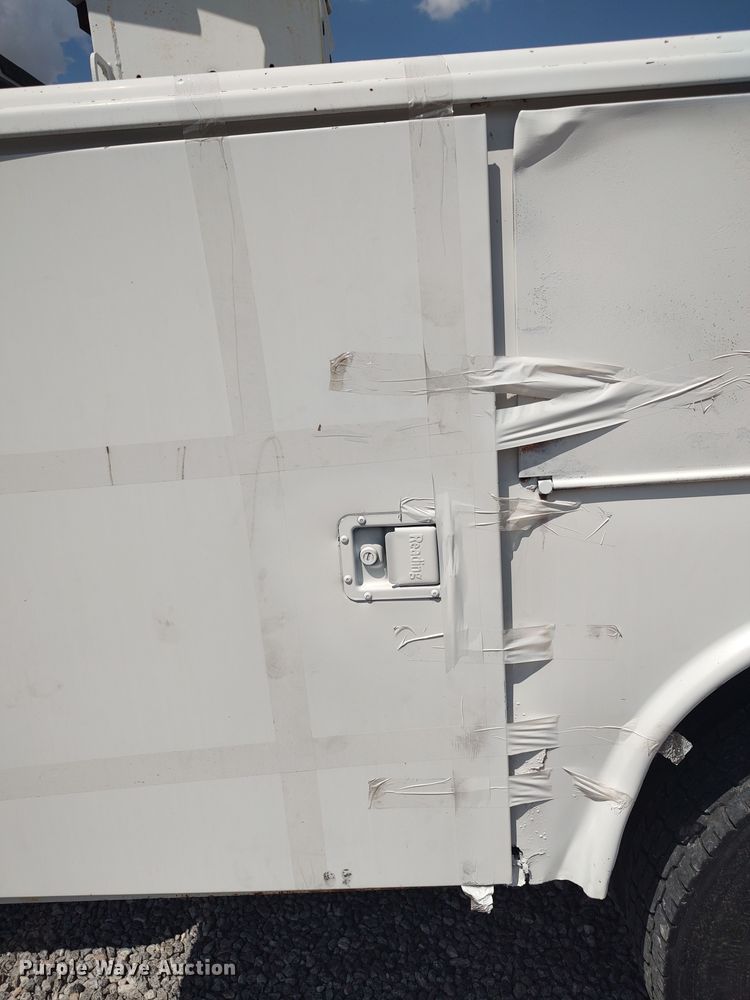 image for item LK9137 2001 Ford F450 Super Duty  bucket truck