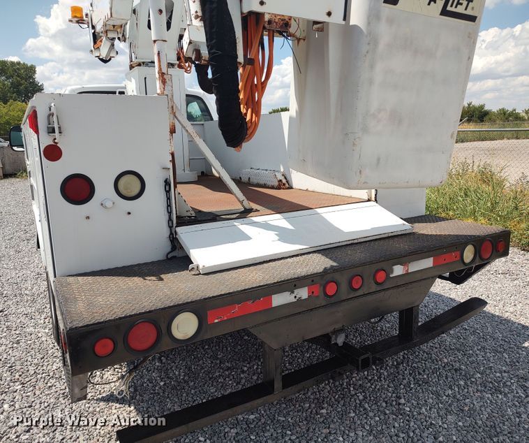 image for item LK9137 2001 Ford F450 Super Duty  bucket truck