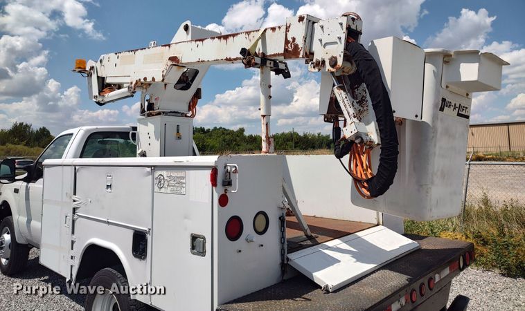 image for item LK9137 2001 Ford F450 Super Duty  bucket truck