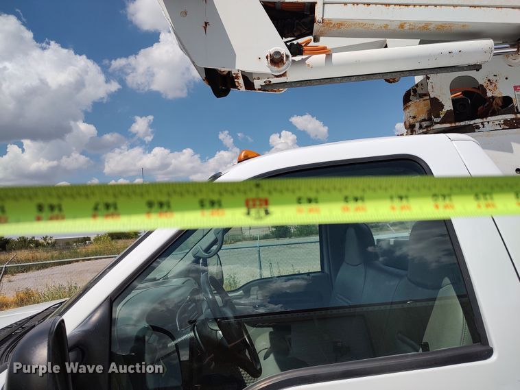 image for item LK9137 2001 Ford F450 Super Duty  bucket truck