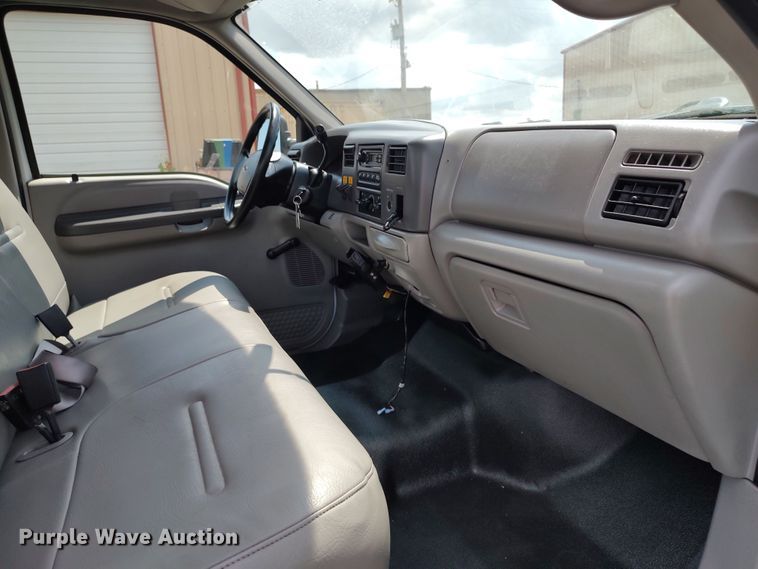 image for item LK9137 2001 Ford F450 Super Duty  bucket truck