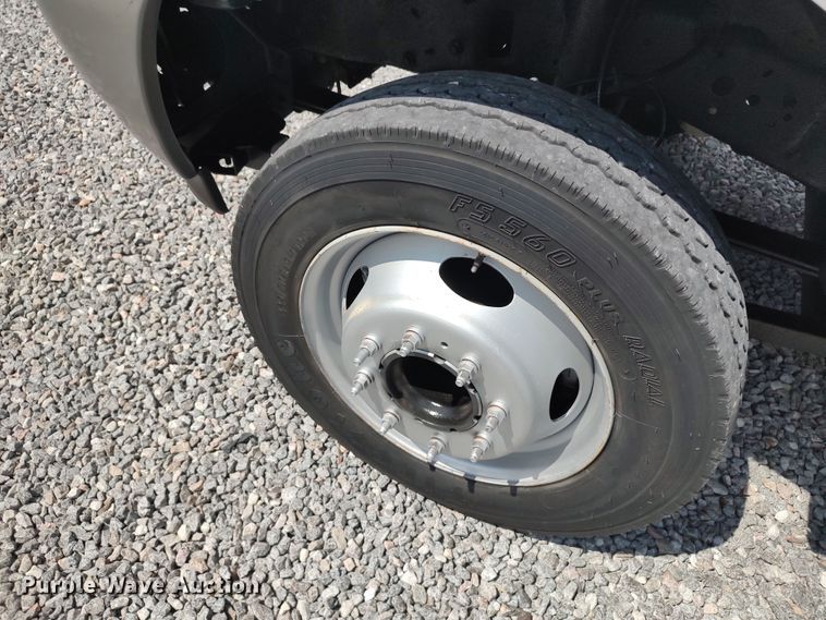 image for item LK9137 2001 Ford F450 Super Duty  bucket truck