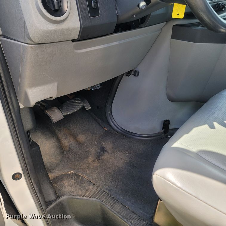 image for item LM9727 2014 Ford E350 Super Duty  box truck