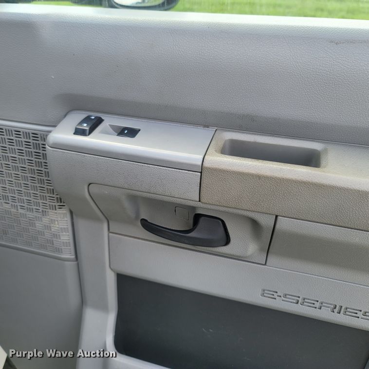 image for item LM9727 2014 Ford E350 Super Duty  box truck