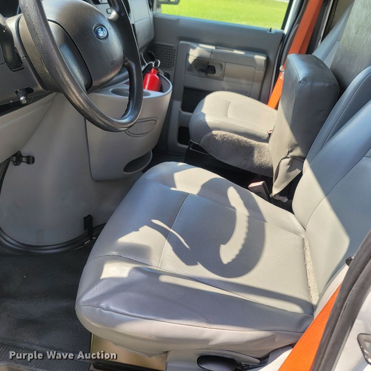 image for item LM9728 2014 Ford E350 Super Duty  box truck