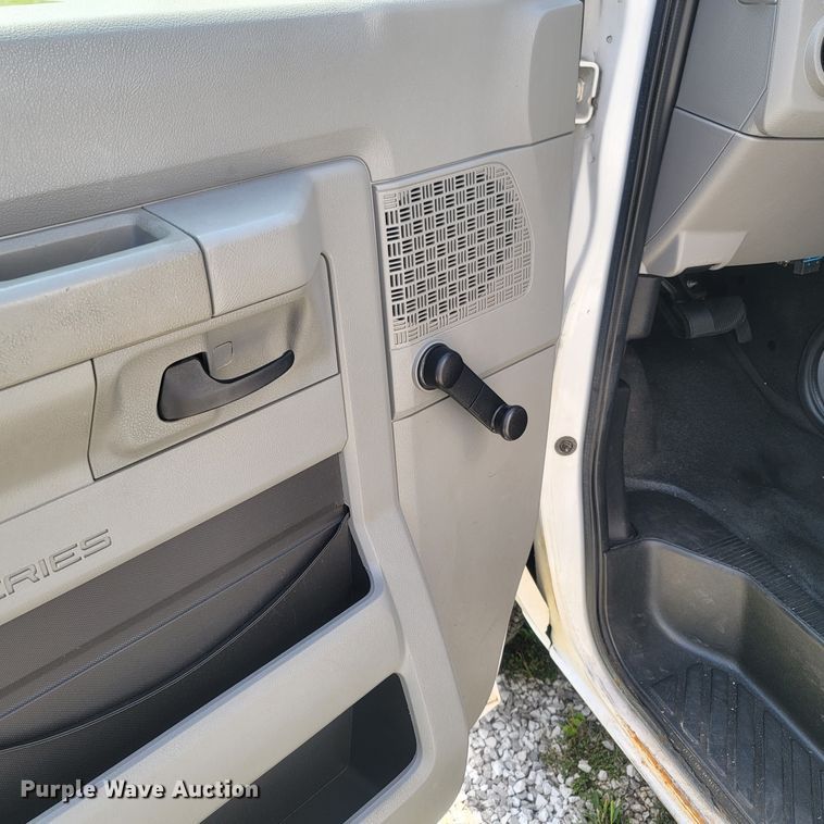 image for item LM9728 2014 Ford E350 Super Duty  box truck