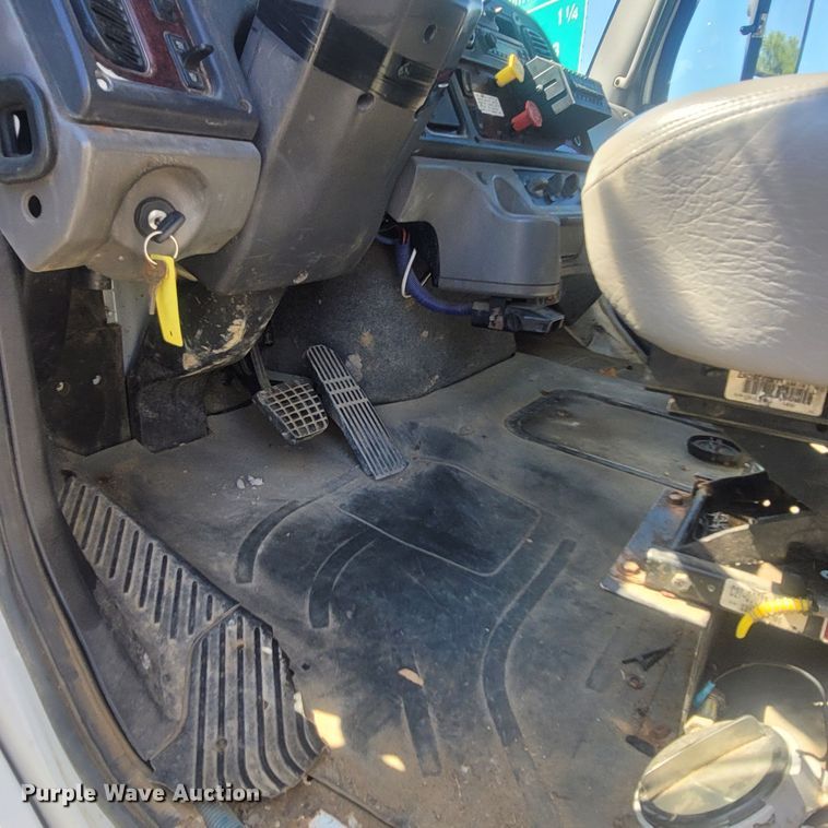 image for item LM9729 2007 Freightliner Business Class M2  bucket truck