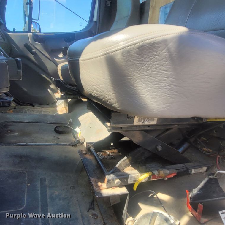 image for item LM9729 2007 Freightliner Business Class M2  bucket truck