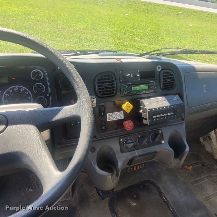 image for item LM9729 2007 Freightliner Business Class M2  bucket truck