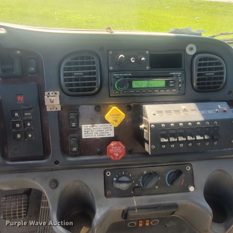 image for item LM9729 2007 Freightliner Business Class M2  bucket truck