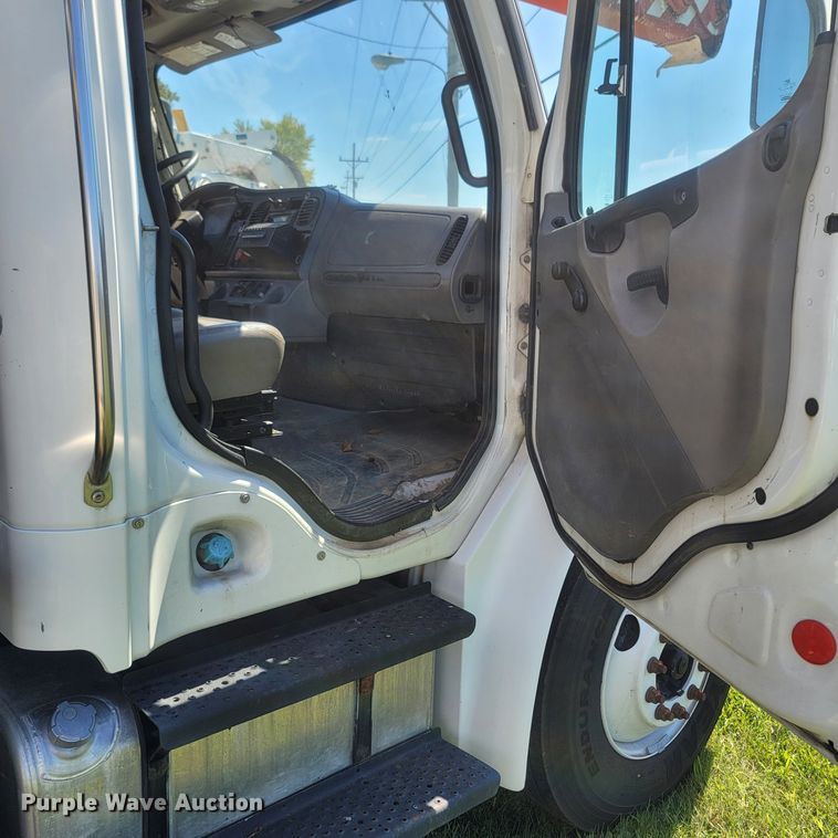 image for item LM9729 2007 Freightliner Business Class M2  bucket truck