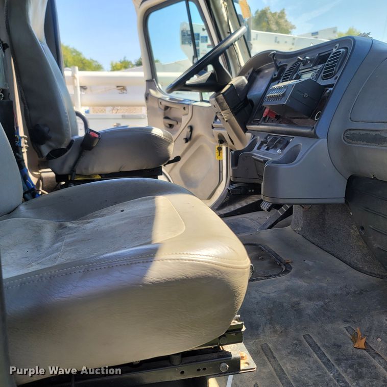 image for item LM9729 2007 Freightliner Business Class M2  bucket truck