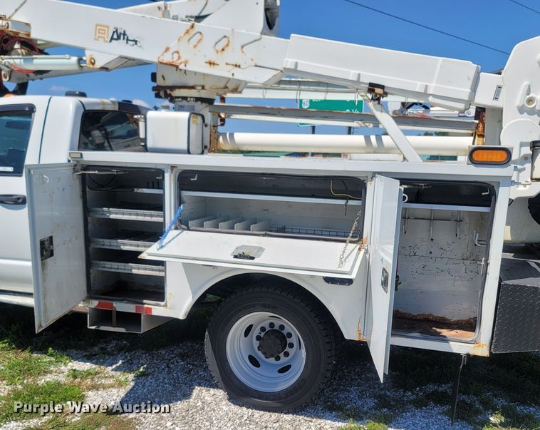 image for item LM9730 2009 Dodge Ram 5500HD  bucket truck