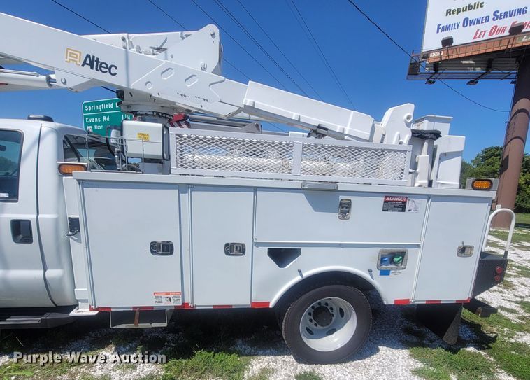 image for item LM9732 2011 Ford F550 Super Duty XL  bucket truck