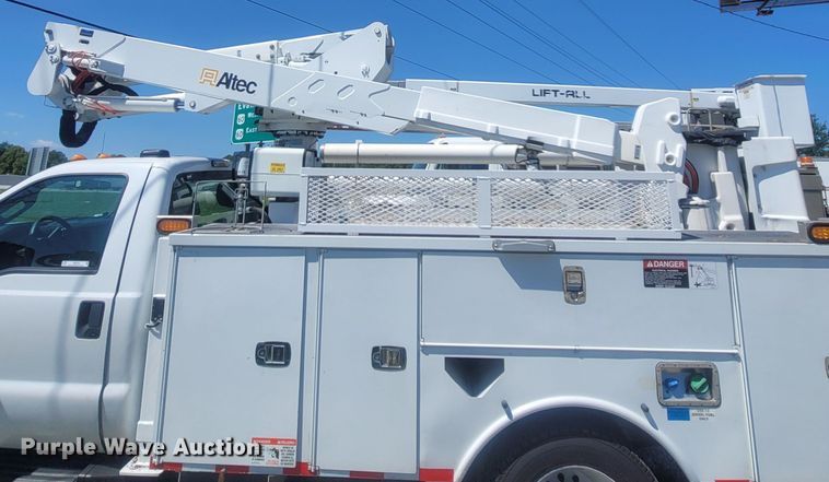 image for item LM9732 2011 Ford F550 Super Duty XL  bucket truck